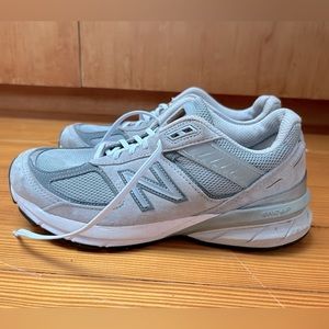 Woman’s New Balance 990 v5 size 8